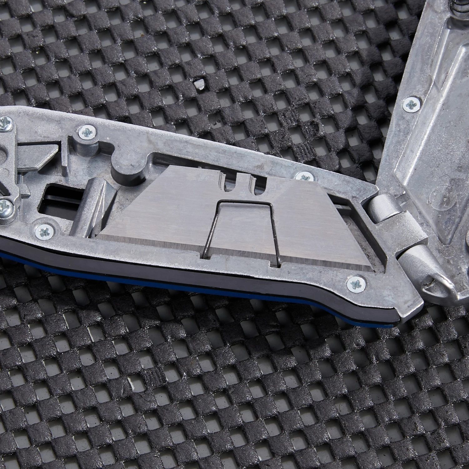 Kobalt Utility Knives Kobalt Auto Loading Retractable Utility Knife 18mm 5-Blade Retractable Utility Knife with On Tool Blade Storage 3 Kobalt Utility Knives Kobalt Auto Loading Retractable Utility Knife 18mm 5-Blade Retractable Utility Knife with On Tool Blade Storage - Image 3