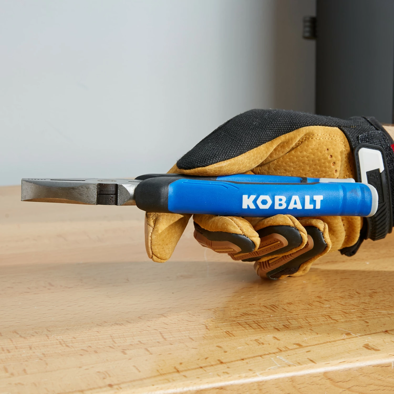 Kobalt 7-in Electrical Linesman Pliers with Wire Cutter 2 Kobalt 7-in Electrical Linesman Pliers with Wire Cutter - Image 2