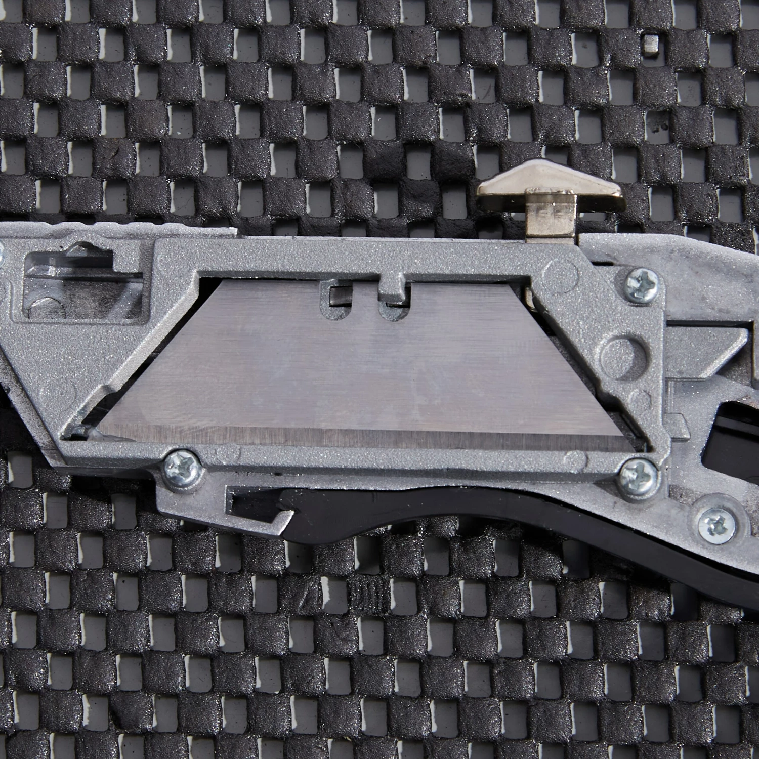 Kobalt Utility Knives Kobalt Auto Loading Retractable Utility Knife 18mm 5-Blade Retractable Utility Knife with On Tool Blade Storage 4 Kobalt Utility Knives Kobalt Auto Loading Retractable Utility Knife 18mm 5-Blade Retractable Utility Knife with On Tool Blade Storage - Image 4